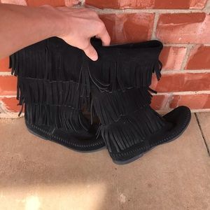 Minnetonka Fringe Boots Size 8